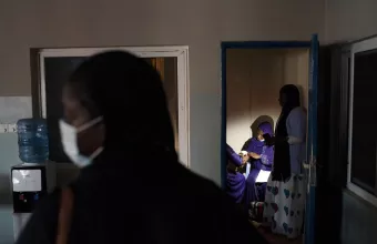 Γκάμπια: Οργή για τον θάνατο τουλάχιστον 69 παιδιών από νοθευμένο σιρόπι 