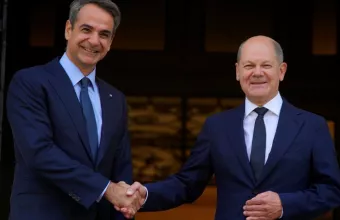 Κόντρα ΝΔ – ΣΥΡΙΖΑ για την επίσκεψη του Όλαφ Σολτς στην Αθήνα