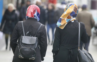 Γαλλία: Δικάζεται μαθήτρια- Χτύπησε καθηγήτρια που της είπε να βγάλει τη μαντίλα
