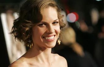 Η Χίλαρι Σουάνκ αποκάλυψε ότι περιμένει δίδυμα 