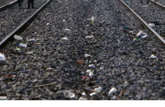 Ελευσίνα: Συνελήφθη να κάνει πλιάτσικο στις σιδηροδρομικές γραμμές