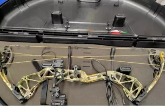 Φύλαγε τα χασισόδεντρα με τόξο και ένα ολόκληρο οπλοστάσιο