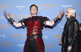 Ίλον Μασκ: «Παίρνει κεφάλια» στο Twitter και φόρεσε πανοπλία 7,5 χιλιάδων δολαρίων