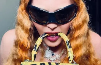 Η Madonna ποζάρει τόπλες