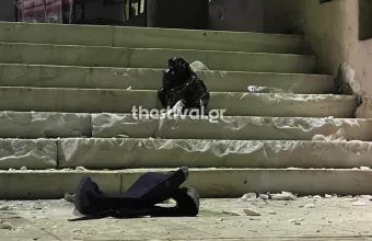 Έσπασαν με βαριοπούλες μεγάλο τμήμα των σκαλιών της εισόδου της σχολής