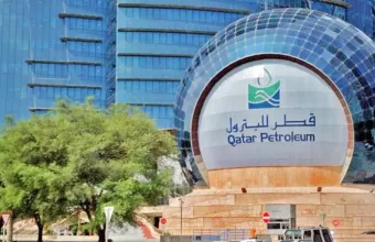 Η QatarEnergy παρακάμπτει το Ορμούζ με μεταφορτώσεις από πλοίο σε πλοίο