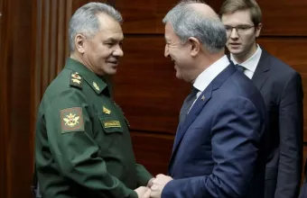 Ακάρ προς Σοϊγκού: Η Τουρκία θα συνεχίσει να απαντά σε επιθέσεις από τη βόρεια Συρία