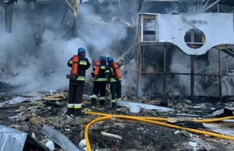πυροσβέστες σε κατεστραμμένο κτήριο