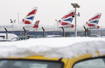 Βρετανία: Παρέλυσαν οι συγκοινωνίες λόγω του χιονιά – Ακυρώσεις πτήσεων – Βίντεο 