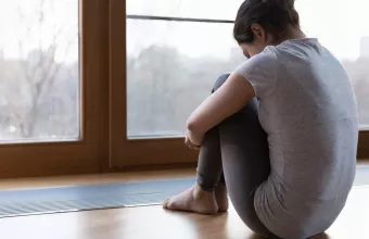 Κορίτσι λυπημένο στο πάτωμα