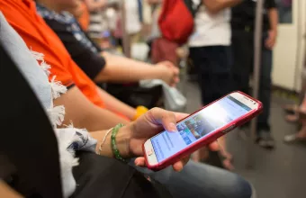 Χρήση smartphone στο μετρό