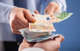 Πώς διαμορφώνονται οι πληρωτέες αποδοχές του κατώτατου μισθού με την εφαρμογή της Επιδότησης Εργατικής Εισφοράς