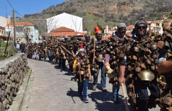 Λέσβος: Ξεκίνησε στον Μεσότοπο το αποκριάτικο γλέντι των «κουδουνάτων» 