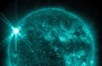 NASA: Η στιγμή που ο Ήλιος εκπέμπει ηλιακή έκλαμψη