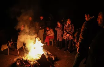 Στην Καχρανμαρμαράς, βόρεια της Χατάι, οικογένειες αγκαλιάζονται γύρω από υπαίθριες φωτιές 