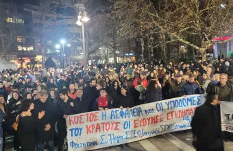Λάρισα: Μεγάλο συλλαλητήριο διαμαρτυρίας για τα θύματα των Τεμπών
