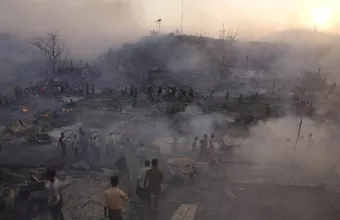 Μπανγκλαντές: Χιλιάδες πρόσφυγες Ροχίνγκια έμειναν άστεγοι μετά την πυρκαγιά που ξέσπασε στον καταυλισμό όπου διαμένουν