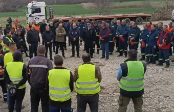 Φόρο τιμής στους νεκρούς του σιδηροδρομικού δυστυχήματος στα Τέμπη και ενός λεπτού σιγή από πυροσβέστες, διασώστες και εργαζόμενους που επιχειρούν στο σημείο