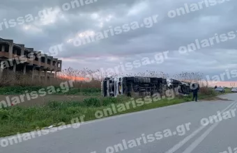 Τροχαίο έξω από τη Λάρισα - Tούμπαρε νταλίκα 