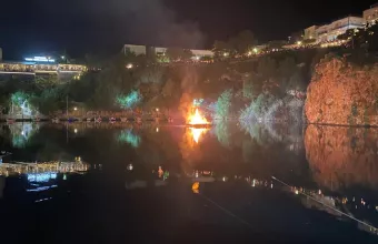 Ηράκλειο - Πάσχα: Το κάψιμο του Ιούδα στη λίμνη του Αγίου Νικολάου - Δείτε βίντεο