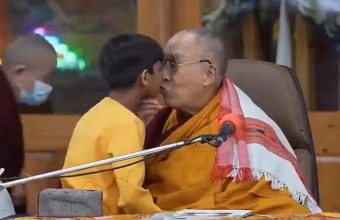 Ο Δαλάι Λάμα φιλά μικρό αγόρι στο στόμα