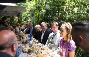 Ο Δημήτρης Κουτσούμπας στην Καλογρέζα με δημοσιογράφους
