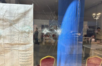 Βόλος: Επίθεση με βαριοπούλες στο εκλογικό κέντρο της ΝΔ
