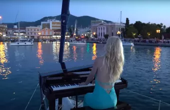 Μυτιλήνη: Η  πιανίστρια μάγεψε το νησί και έγινε viral