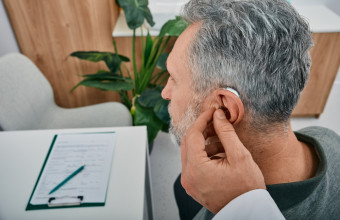Τα ακουστικά βαρηκοΐας μπορούν να βοηθήσουν στην πρόληψη της άνοιας σύμφωνα με έρευνα