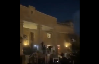 Ιράκ: Διαδηλωτές «μπούκαραν» στην πρεσβεία της Σουηδίας στη Βαγδάτη και την πυρπόλησαν