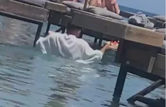 Πρόστιμα στο beach bar της Ρόδου που ο σερβιτόρος παρέδιδε τις παραγγελίες σχεδόν κολυμπώντας 