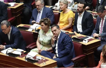 Ο κάποτε παντοδύναμος Τσίπρας, μόνος πια και κατηφής...