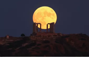 Μπλέ φεγγάρι: Μαγεύει η δεύτερη υπερπανσέληνος του Αυγούστου