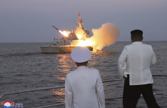 Βόρεια Κορέα: Εκτόξευση πυραύλου κρουζ από πολεμικό πλοίο, υπό το βλέμμα του Κιμ Γιονγκ Ουν