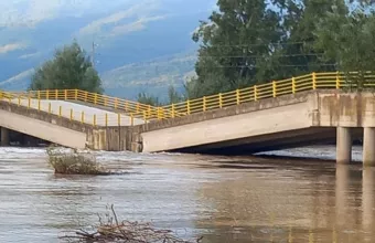 κατέρρευσε η γέφυρα στη Λάρισα