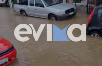 Κακοκαιρία Daniel- Εύβοια: Εγκλωβισμένοι οδηγοί στο Αλιβέρι, πλημμύρισαν δρόμοι