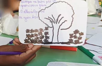 Προσφυγόπουλα στην Αλεξανδρούπολυ ζωγραφίζουν τις συσκευασίες γευμάτων των πυροσβεστών στον Εβρο