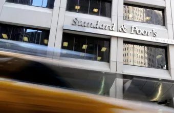H Eλλάδα πήρε την επενδυτική βαθμίδα από Standard & Poor’s