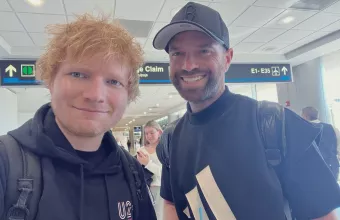 Ο Ed Sheeran με τον θαυμαστή του 