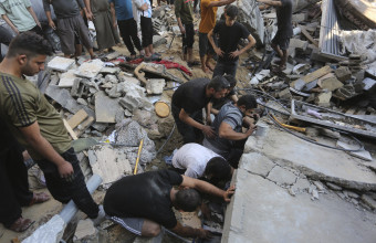 Χαμάς: Toυλάχιστον 50 νεκροί από βομβαρδισμό του Ισραήλ σε καταυλισμό στη Γάζα