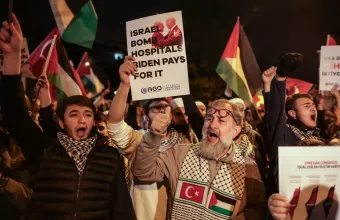 Πλήθος συνέρρευσε επίσης μπροστά στο προξενείο των ΗΠΑ