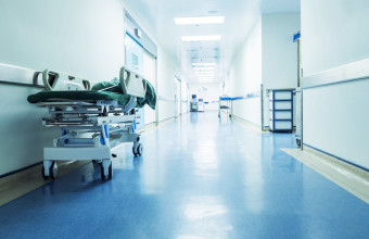 Άγιος Δημήτριος: Tραυματισμός γιατρού με πτώση οροφής- Τι λέει το νοσοκομείο