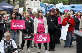 ΗΠΑ: Το Ανώτατο Δικαστήριο ακυρώνει περιορισμούς για το χάπι της άμβλωσης