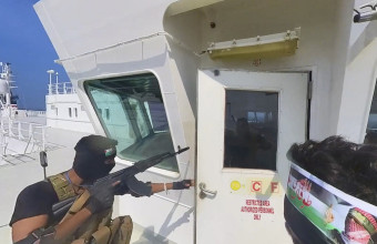 Οι Χούθι στόχευσαν δύο πλοία που μετέφεραν όπλα στο λιμάνι της Χάιφα