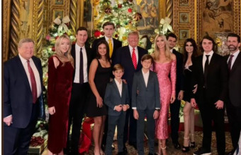 Η Οικογένεια Τραμπ ποζάρει στην χριστουγεννιάτικη φωτογραφία χωρίς την Μελάνια