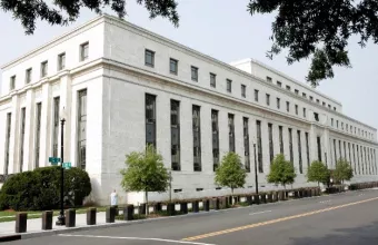 Η αμερικανική κεντρική τράπεζα διατηρεί τα επιτόκιά της