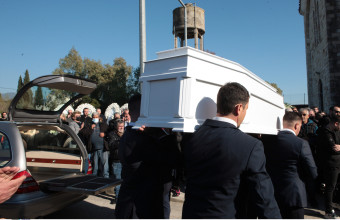 Κηδεία Μπάμπη Κούτσικου: Αυτή την ώρα το τελευταίο «αντίο» στον 31χρονο