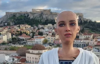 Το ρομπότ Σοφία μας καθησυχάζει για την τούμπα του