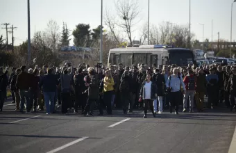 Εκατοντάδες αγρότες πεζοί έκλεισαν συμβολικά την εθνική οδό στο ύψος του κόμβου της Νίκαιας