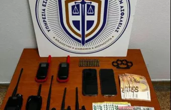 χειροπέδες σε αστυνομικό